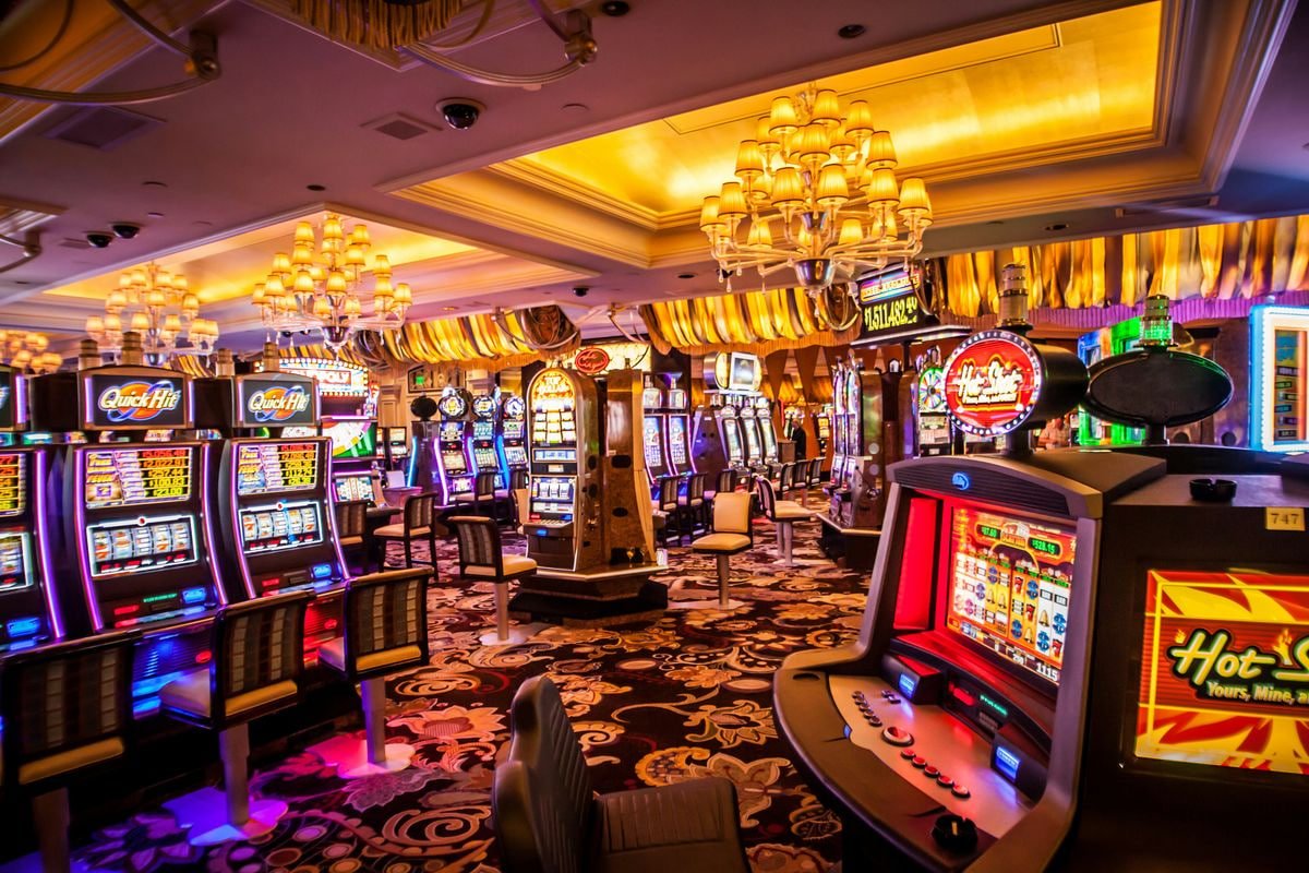 Dealer live kasino berinteraksi dalam sesi permainan blackjack modern di daget189